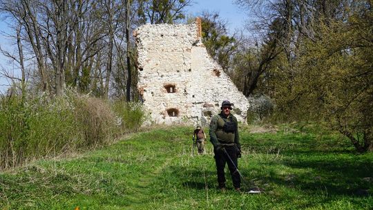 Pierwszy etap badań archeologicznych na zamku w Krupem rozpoczęty, ale to dopiero początek dłuższej drogi... [GALERIA ZDJĘĆ]