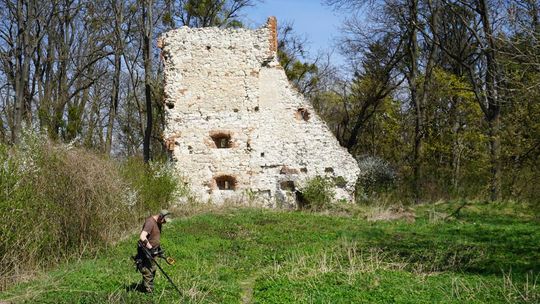 Pierwszy etap badań archeologicznych na zamku w Krupem rozpoczęty, ale to dopiero początek dłuższej drogi... [GALERIA ZDJĘĆ]