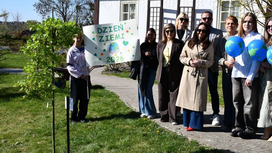Nowe drzewo dla miasta. Uczniowie z Krasnegostawu świętowali Dzień Ziemi w praktyce [GALERIA ZDJĘĆ]