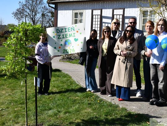 Nowe drzewo dla miasta. Uczniowie z Krasnegostawu świętowali Dzień Ziemi w praktyce [GALERIA ZDJĘĆ]