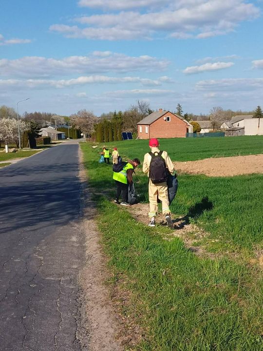 Gm. Fajsławice. „Z czystej Woli” – gdy wieś sprząta razem, zmienia się coś więcej niż krajobraz [GALERIA ZDJĘĆ] 