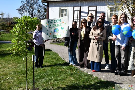 Nowe drzewo dla miasta. Uczniowie z Krasnegostawu świętowali Dzień Ziemi w praktyce [GALERIA ZDJĘĆ] 