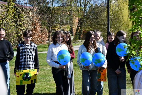 Nowe drzewo dla miasta. Uczniowie z Krasnegostawu świętowali Dzień Ziemi w praktyce [GALERIA ZDJĘĆ] 