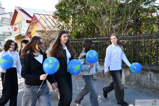 Nowe drzewo dla miasta. Uczniowie z Krasnegostawu świętowali Dzień Ziemi w praktyce [GALERIA ZDJĘĆ] 