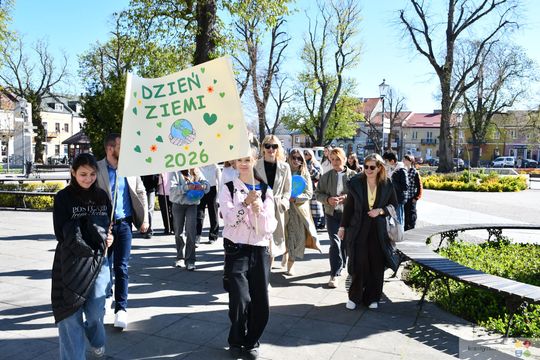 Nowe drzewo dla miasta. Uczniowie z Krasnegostawu świętowali Dzień Ziemi w praktyce [GALERIA ZDJĘĆ] 
