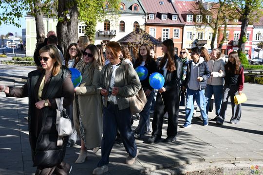 Nowe drzewo dla miasta. Uczniowie z Krasnegostawu świętowali Dzień Ziemi w praktyce [GALERIA ZDJĘĆ] 