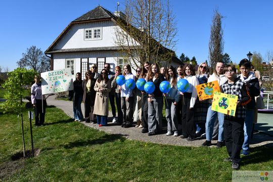 Nowe drzewo dla miasta. Uczniowie z Krasnegostawu świętowali Dzień Ziemi w praktyce [GALERIA ZDJĘĆ] 
