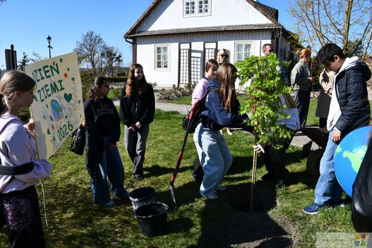Nowe drzewo dla miasta. Uczniowie z Krasnegostawu świętowali Dzień Ziemi w praktyce [GALERIA ZDJĘĆ] 