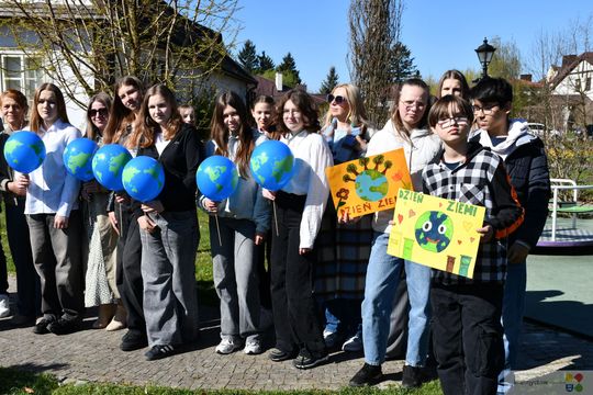 Nowe drzewo dla miasta. Uczniowie z Krasnegostawu świętowali Dzień Ziemi w praktyce [GALERIA ZDJĘĆ] 