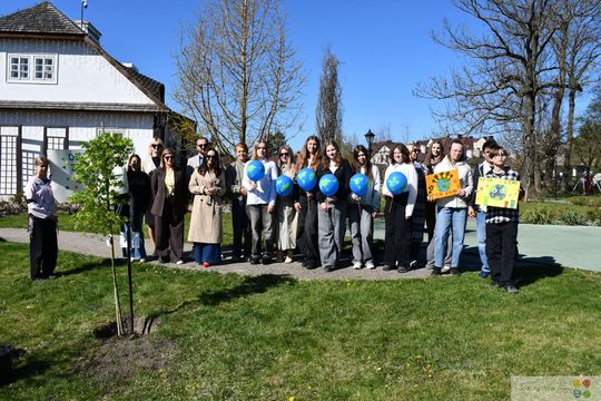 Nowe drzewo dla miasta. Uczniowie z Krasnegostawu świętowali Dzień Ziemi w praktyce [GALERIA ZDJĘĆ] 