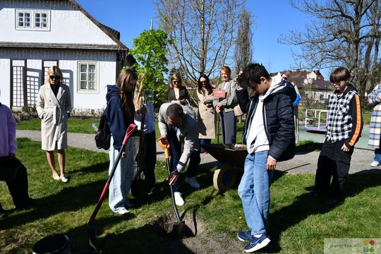 Nowe drzewo dla miasta. Uczniowie z Krasnegostawu świętowali Dzień Ziemi w praktyce [GALERIA ZDJĘĆ] 