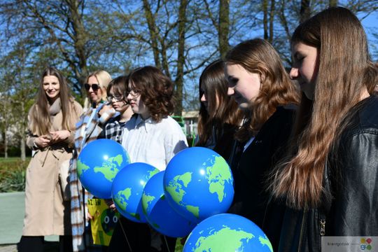 Nowe drzewo dla miasta. Uczniowie z Krasnegostawu świętowali Dzień Ziemi w praktyce [GALERIA ZDJĘĆ] 