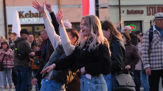 Majówka z Prezydentem i DJ-em DYLEO. Chełmianie bawili się na potańcówce przy studni [GALERIA ZDJĘĆ]
