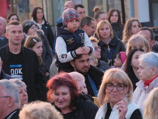 Majówka z Prezydentem i DJ-em DYLEO. Chełmianie bawili się na potańcówce przy studni [GALERIA ZDJĘĆ]