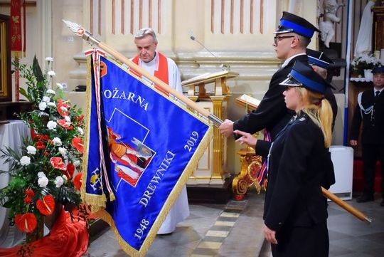 Strażacy świętowali w Krasnymstawie. Była modlitwa, podziękowania i poświęcenie wozów [GALERIA ZDJĘĆ]