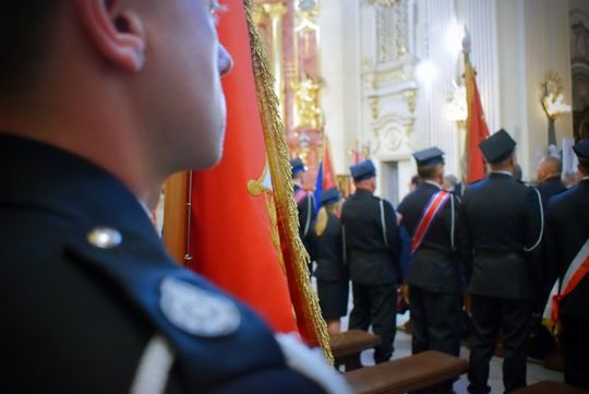 Strażacy świętowali w Krasnymstawie. Była modlitwa, podziękowania i poświęcenie wozów [GALERIA ZDJĘĆ]