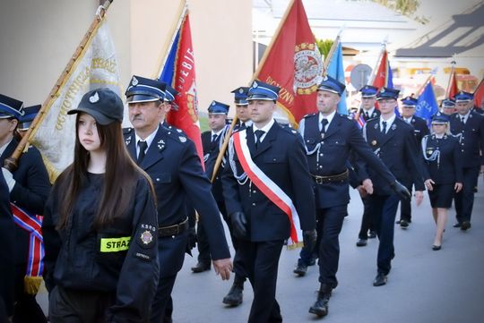 Strażacy świętowali w Krasnymstawie. Była modlitwa, podziękowania i poświęcenie wozów [GALERIA ZDJĘĆ]