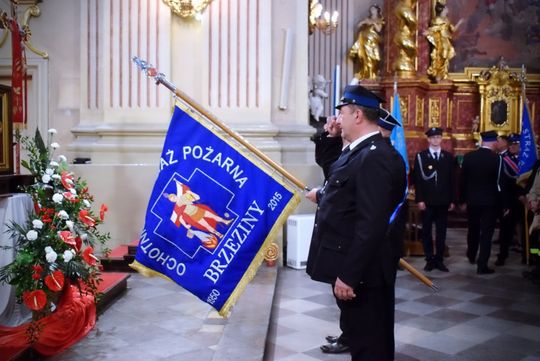 Strażacy świętowali w Krasnymstawie. Była modlitwa, podziękowania i poświęcenie wozów [GALERIA ZDJĘĆ]