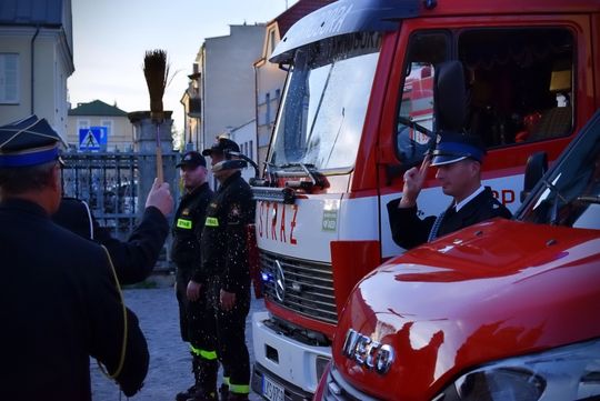 Strażacy świętowali w Krasnymstawie. Była modlitwa, podziękowania i poświęcenie wozów [GALERIA ZDJĘĆ]