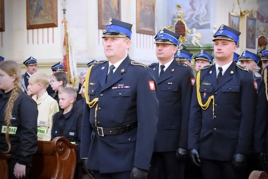 Strażacy świętowali w Krasnymstawie. Była modlitwa, podziękowania i poświęcenie wozów [GALERIA ZDJĘĆ]