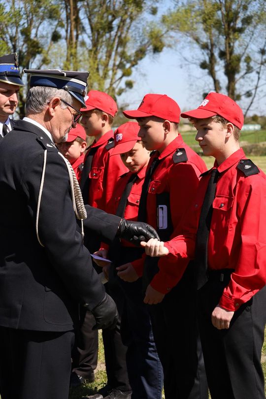 Gm. Ruda-Huta. Pierwszy proporzec dla MDP Żalin. Wyjątkowa uroczystość młodych strażaków [GALERIA ZDJĘĆ] 
