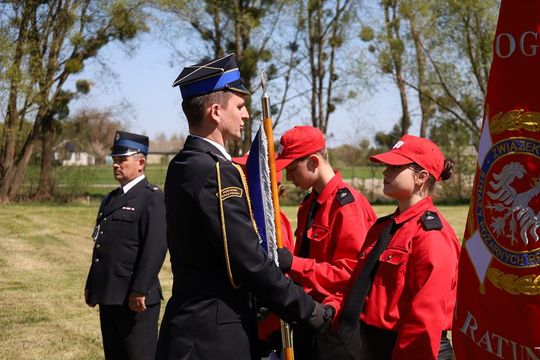 Gm. Ruda-Huta. Pierwszy proporzec dla MDP Żalin. Wyjątkowa uroczystość młodych strażaków [GALERIA ZDJĘĆ] 