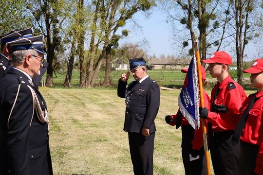 Gm. Ruda-Huta. Pierwszy proporzec dla MDP Żalin. Wyjątkowa uroczystość młodych strażaków [GALERIA ZDJĘĆ] 