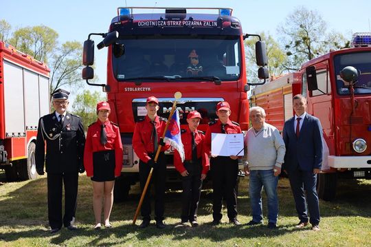 Gm. Ruda-Huta. Pierwszy proporzec dla MDP Żalin. Wyjątkowa uroczystość młodych strażaków [GALERIA ZDJĘĆ] 