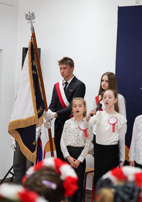 Gm. Krasnystaw. Patriotyczna uroczystość– szkoła uczciła patrona i Konstytucję 3 Maja [GALERIA ZDJĘĆ] 