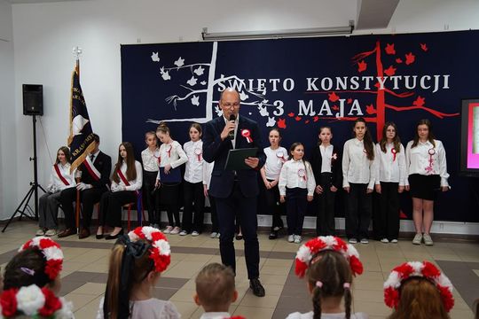 Gm. Krasnystaw. Patriotyczna uroczystość– szkoła uczciła patrona i Konstytucję 3 Maja [GALERIA ZDJĘĆ] 