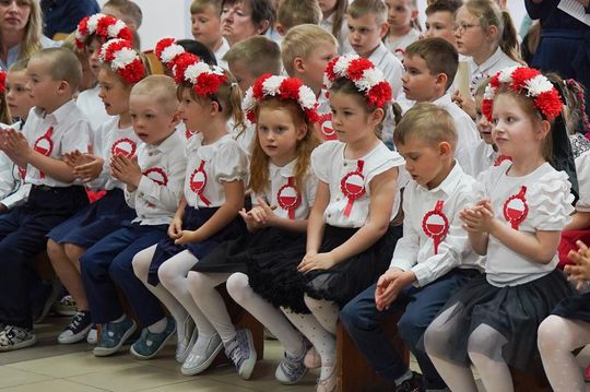 Gm. Krasnystaw. Patriotyczna uroczystość– szkoła uczciła patrona i Konstytucję 3 Maja [GALERIA ZDJĘĆ] 