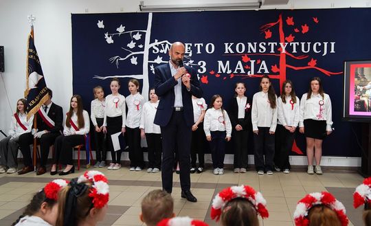Gm. Krasnystaw. Patriotyczna uroczystość– szkoła uczciła patrona i Konstytucję 3 Maja [GALERIA ZDJĘĆ] 