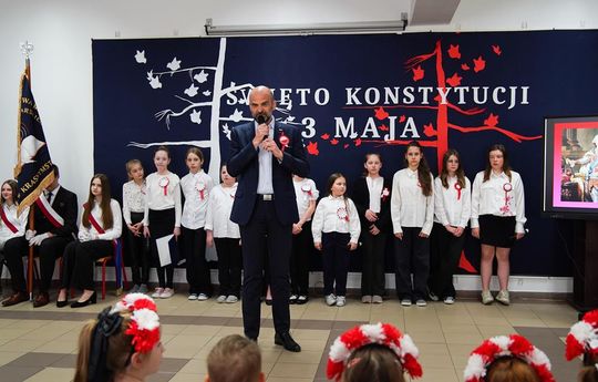 Gm. Krasnystaw. Patriotyczna uroczystość– szkoła uczciła patrona i Konstytucję 3 Maja [GALERIA ZDJĘĆ] 