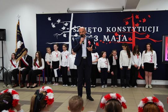 Gm. Krasnystaw. Patriotyczna uroczystość– szkoła uczciła patrona i Konstytucję 3 Maja [GALERIA ZDJĘĆ] 
