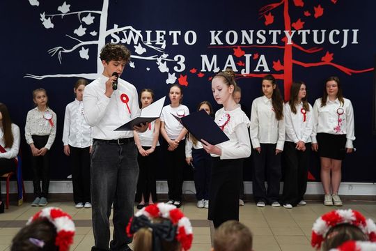 Gm. Krasnystaw. Patriotyczna uroczystość– szkoła uczciła patrona i Konstytucję 3 Maja [GALERIA ZDJĘĆ] 