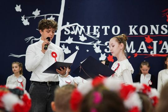 Gm. Krasnystaw. Patriotyczna uroczystość– szkoła uczciła patrona i Konstytucję 3 Maja [GALERIA ZDJĘĆ] 