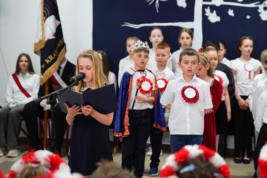 Gm. Krasnystaw. Patriotyczna uroczystość– szkoła uczciła patrona i Konstytucję 3 Maja [GALERIA ZDJĘĆ] 