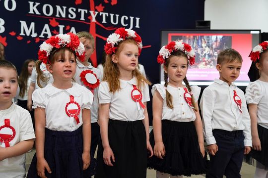 Gm. Krasnystaw. Patriotyczna uroczystość– szkoła uczciła patrona i Konstytucję 3 Maja [GALERIA ZDJĘĆ] 