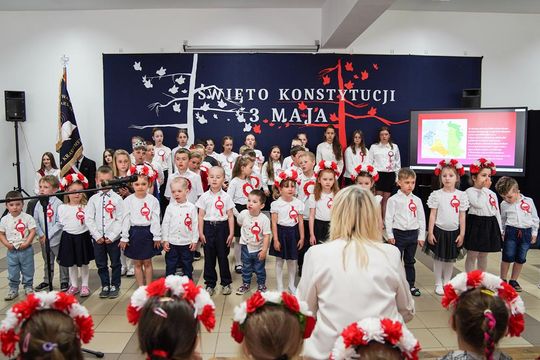 Gm. Krasnystaw. Patriotyczna uroczystość– szkoła uczciła patrona i Konstytucję 3 Maja [GALERIA ZDJĘĆ] 