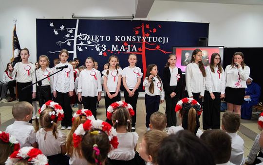 Gm. Krasnystaw. Patriotyczna uroczystość– szkoła uczciła patrona i Konstytucję 3 Maja [GALERIA ZDJĘĆ] 