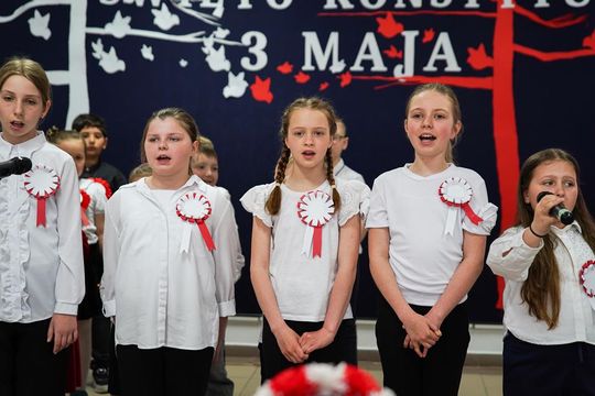 Gm. Krasnystaw. Patriotyczna uroczystość– szkoła uczciła patrona i Konstytucję 3 Maja [GALERIA ZDJĘĆ] 