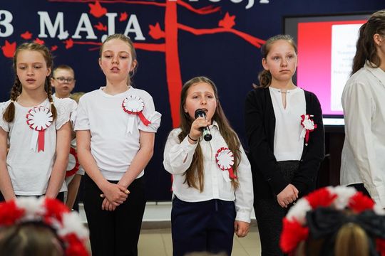 Gm. Krasnystaw. Patriotyczna uroczystość– szkoła uczciła patrona i Konstytucję 3 Maja [GALERIA ZDJĘĆ] 