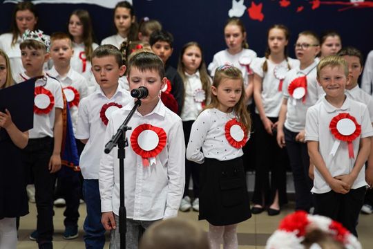 Gm. Krasnystaw. Patriotyczna uroczystość– szkoła uczciła patrona i Konstytucję 3 Maja [GALERIA ZDJĘĆ] 