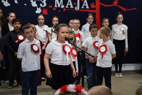 Gm. Krasnystaw. Patriotyczna uroczystość– szkoła uczciła patrona i Konstytucję 3 Maja [GALERIA ZDJĘĆ] 
