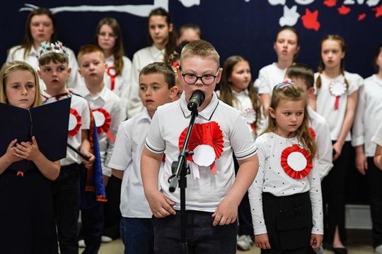 Gm. Krasnystaw. Patriotyczna uroczystość– szkoła uczciła patrona i Konstytucję 3 Maja [GALERIA ZDJĘĆ] 