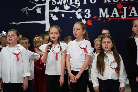 Gm. Krasnystaw. Patriotyczna uroczystość– szkoła uczciła patrona i Konstytucję 3 Maja [GALERIA ZDJĘĆ] 