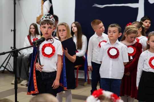 Gm. Krasnystaw. Patriotyczna uroczystość– szkoła uczciła patrona i Konstytucję 3 Maja [GALERIA ZDJĘĆ] 