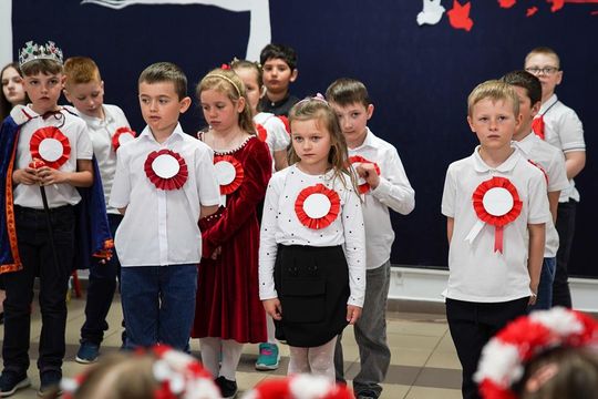 Gm. Krasnystaw. Patriotyczna uroczystość– szkoła uczciła patrona i Konstytucję 3 Maja [GALERIA ZDJĘĆ] 