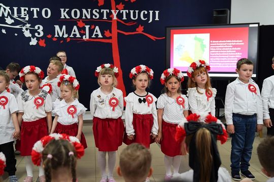 Gm. Krasnystaw. Patriotyczna uroczystość– szkoła uczciła patrona i Konstytucję 3 Maja [GALERIA ZDJĘĆ] 