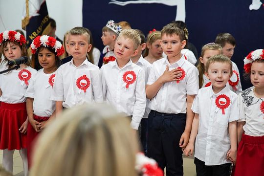 Gm. Krasnystaw. Patriotyczna uroczystość– szkoła uczciła patrona i Konstytucję 3 Maja [GALERIA ZDJĘĆ] 